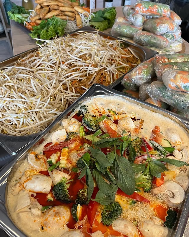 Saté Spieße und Dessert beim Catering